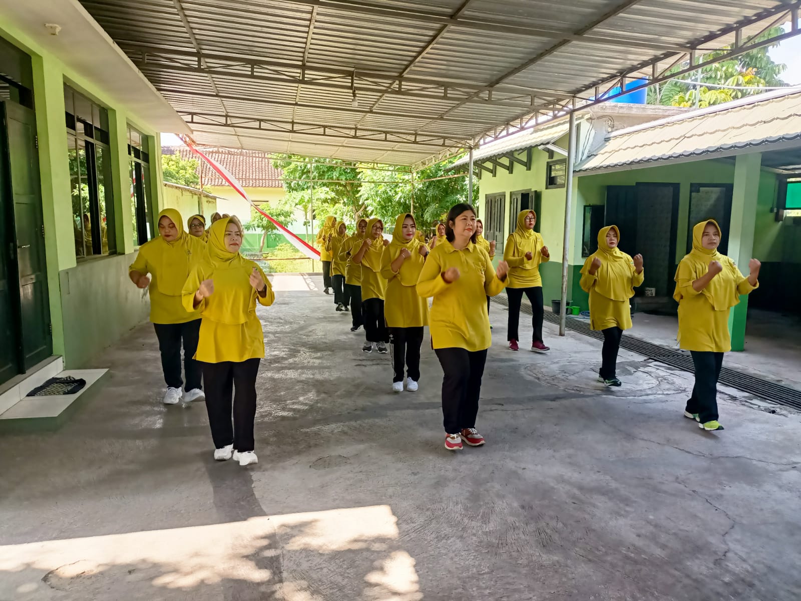 Jaga Kesehatan, Persit Kartika Chandra Kirana Ranting Koramil Wonosari Laksanakan Senam Aerobik