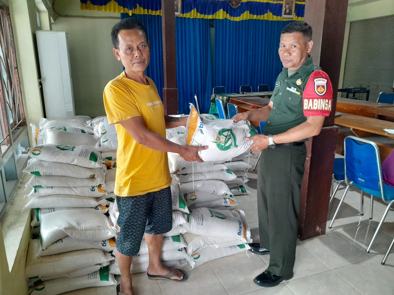 Babinsa Gergunung Pantau Pendistribusian Bantuan Beras untuk Keluarga Pra Sejahtera