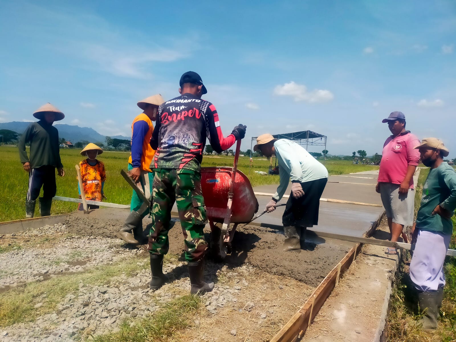 Kegiatan TMMD Sengkuyung Tahap IV Desa Pakisan Lakukan Betonisasi Jalan