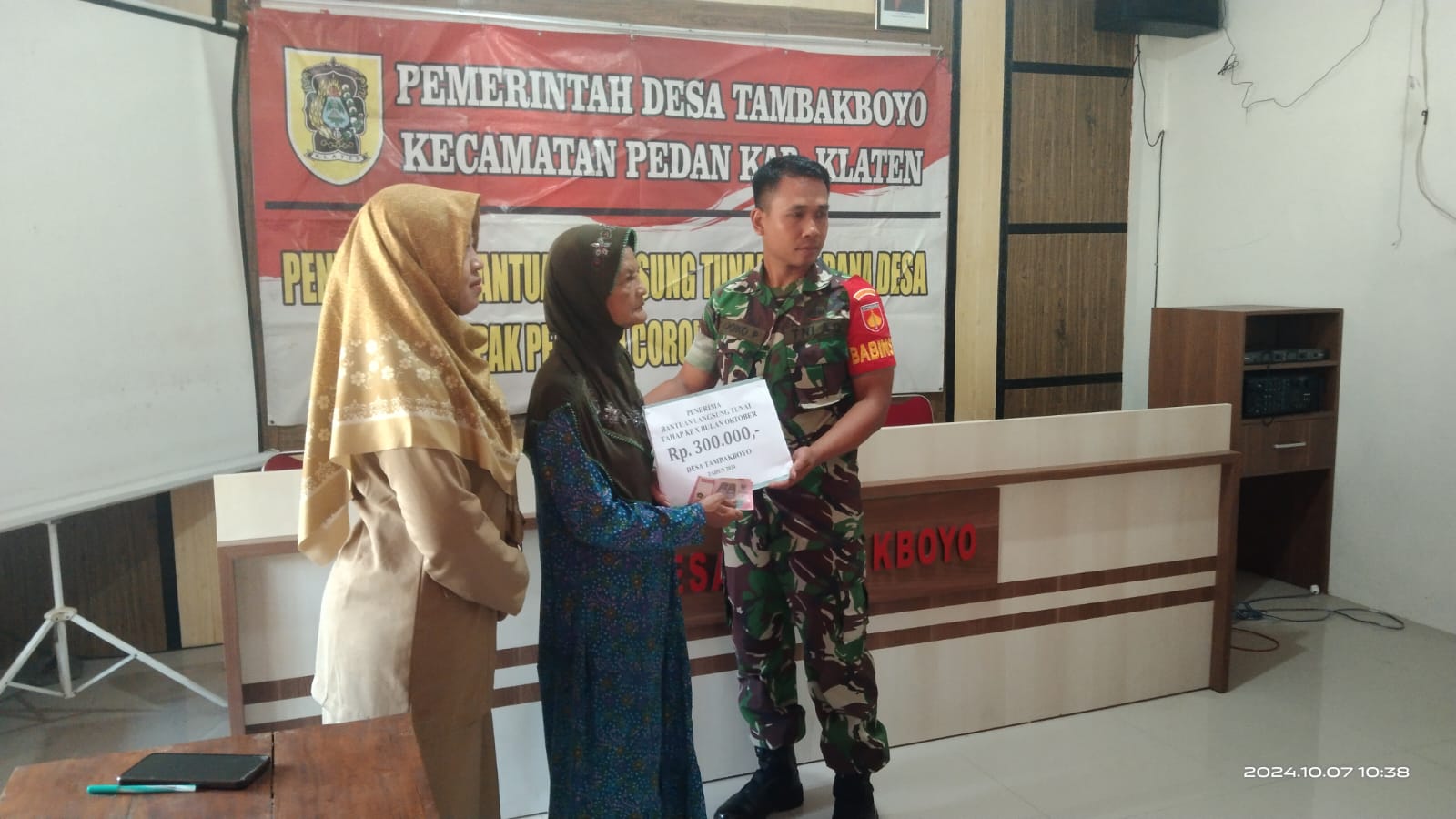 Dampingi Penyaluran BLTDD Tahap 10 Desa Tambakboyo, Ini Harapan Babinsa Kodim Klaten