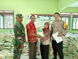 Pendampingan Bantuan Sembako Desa Wadunggetas Klaten, Babinsa Amankan Penyalurannya