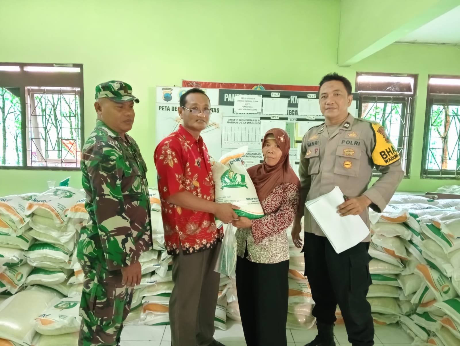 Pendampingan Bantuan Sembako Desa Wadunggetas Klaten, Babinsa Amankan Penyalurannya
