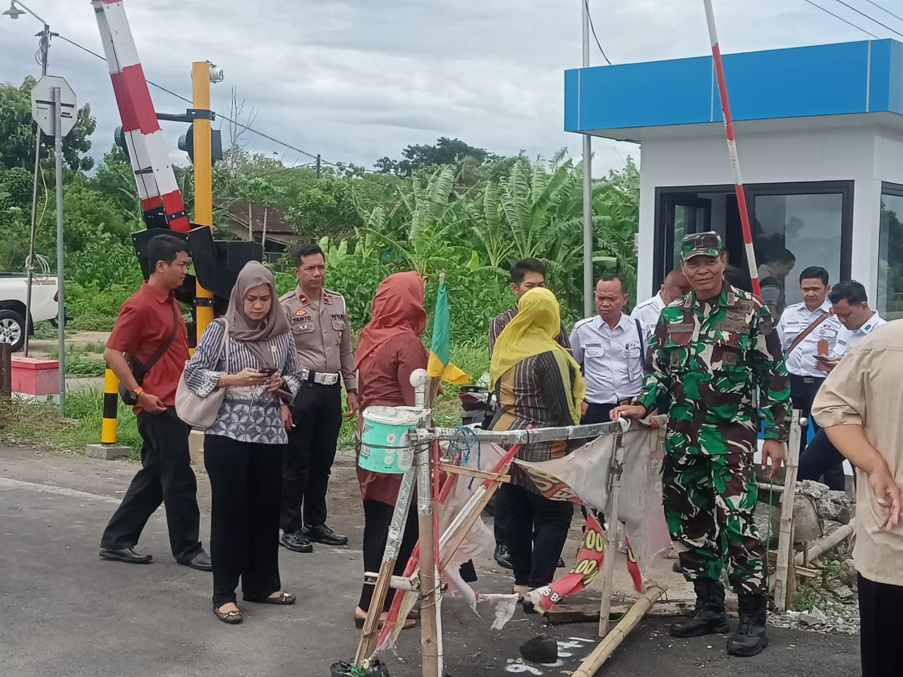 Danramil Wonosari Bersama Muspika Wonosari Tinjau Pembangunan Pos Pengamanan Palang Pintu Perlintasan Kereta Api Desa Boto Klaten