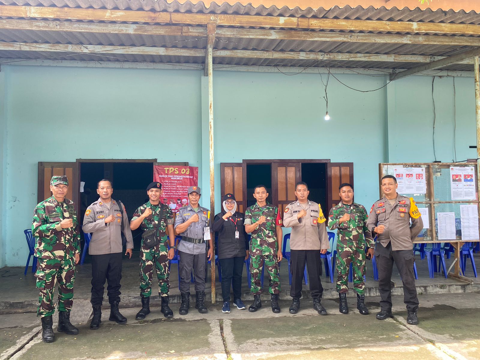 Babinsa Koramil Wonosari Dan Bhabinkamtibmas Bersinergi Dengan Linmas Amankan TPS Pilkada Serentak 2024 Kecamatan Wonosari Klaten