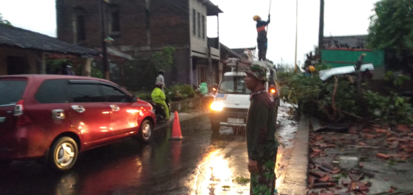 Hujan Lebat Disertai Angin Kencang Terjang Kabupaten Klaten, Beberapa Rumah Rusak Dan Pohon Tumbang