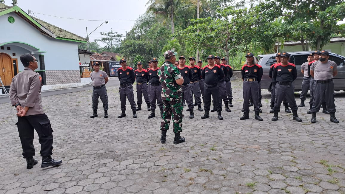 Babinsa Koramil Manisrenggo Beri Pembekalan Anggota Linmas Desa Solodiran Siap Pam Pilkada