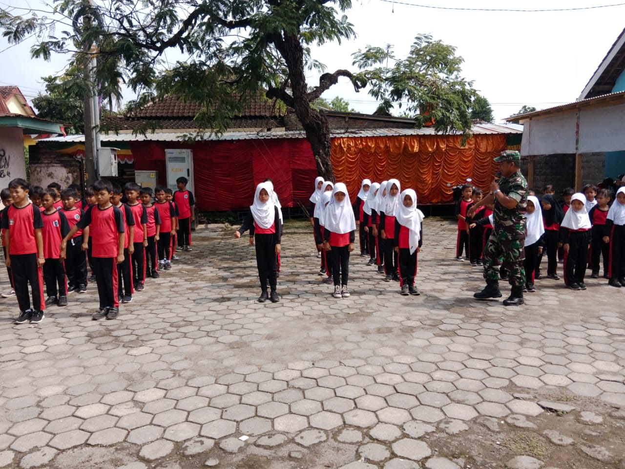 Bati Bhakti TNI Koramil Tulung Berikan Wasbang Siswa SDN 1 Tulung, Ini Harapnya