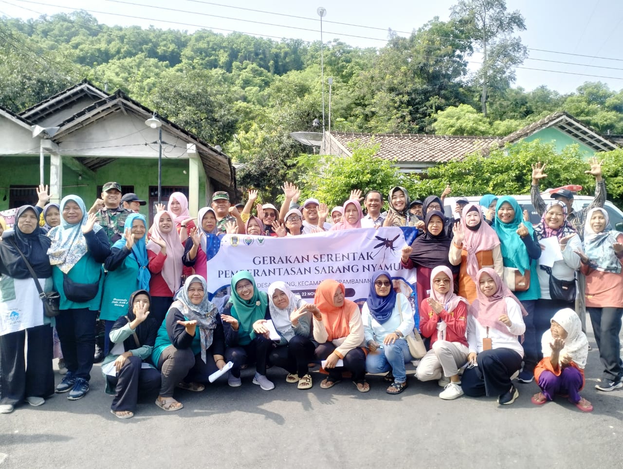Danramil Prambanan Terjun Langsung Gerakan Serentak Pemberantasan Sarang Nyamuk (PSN) Di Desa Pereng Klaten