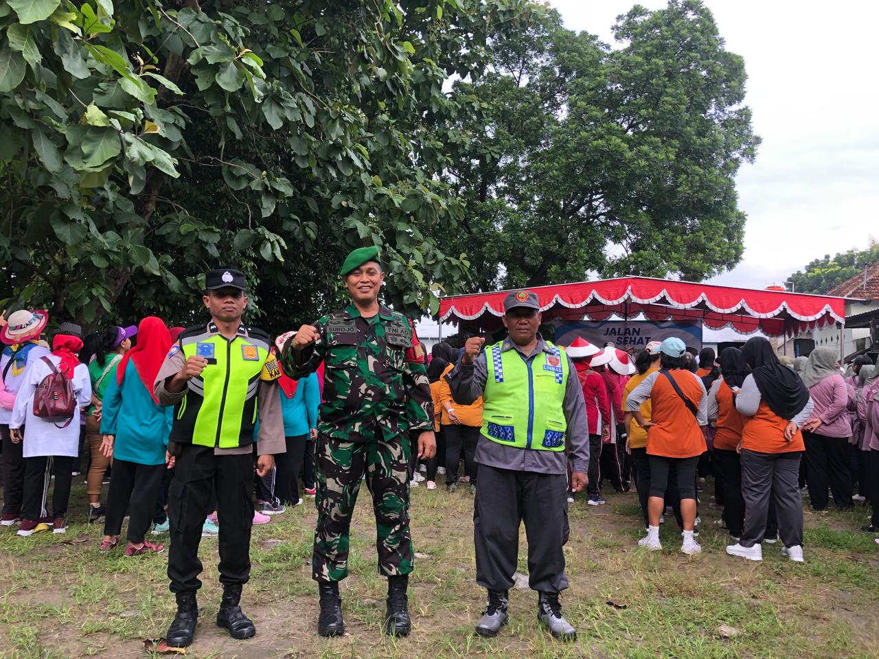 Babinsa Desa Teloyo Klaten Amankan Gerak Jalan Santai Peringati Hari Ibu 2024