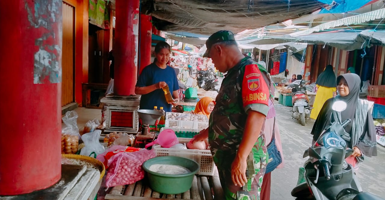Cek Harga Sembako, Anggota Koramil 20/Cawas Sambangi Pasar Masaran Cawas Klaten