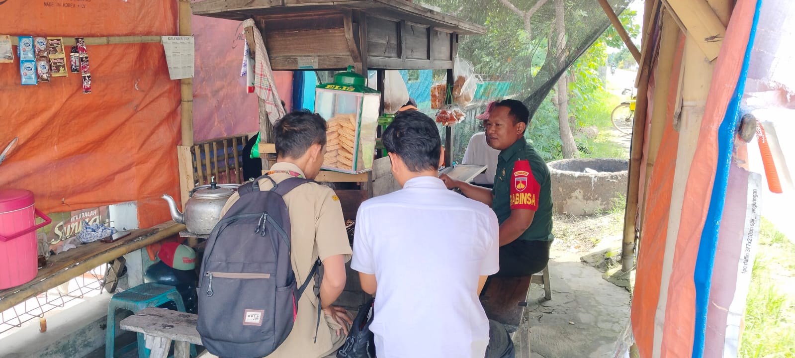 Sambagi Warga Di Angkringan Desa Gunting, Babinsa Koramil Wonosari Sampaikan Ini