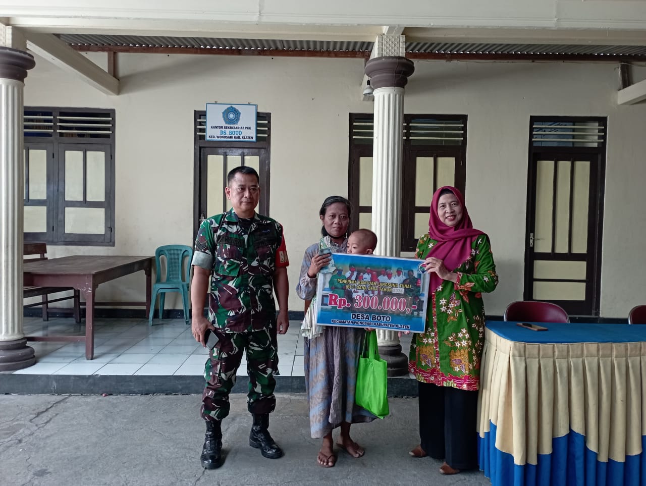 Penyaluran BLTDD Desa Boto, Babinsa Koramil 22 Wonosari Klaten Lakukan Monitoring Dan Pendampingan