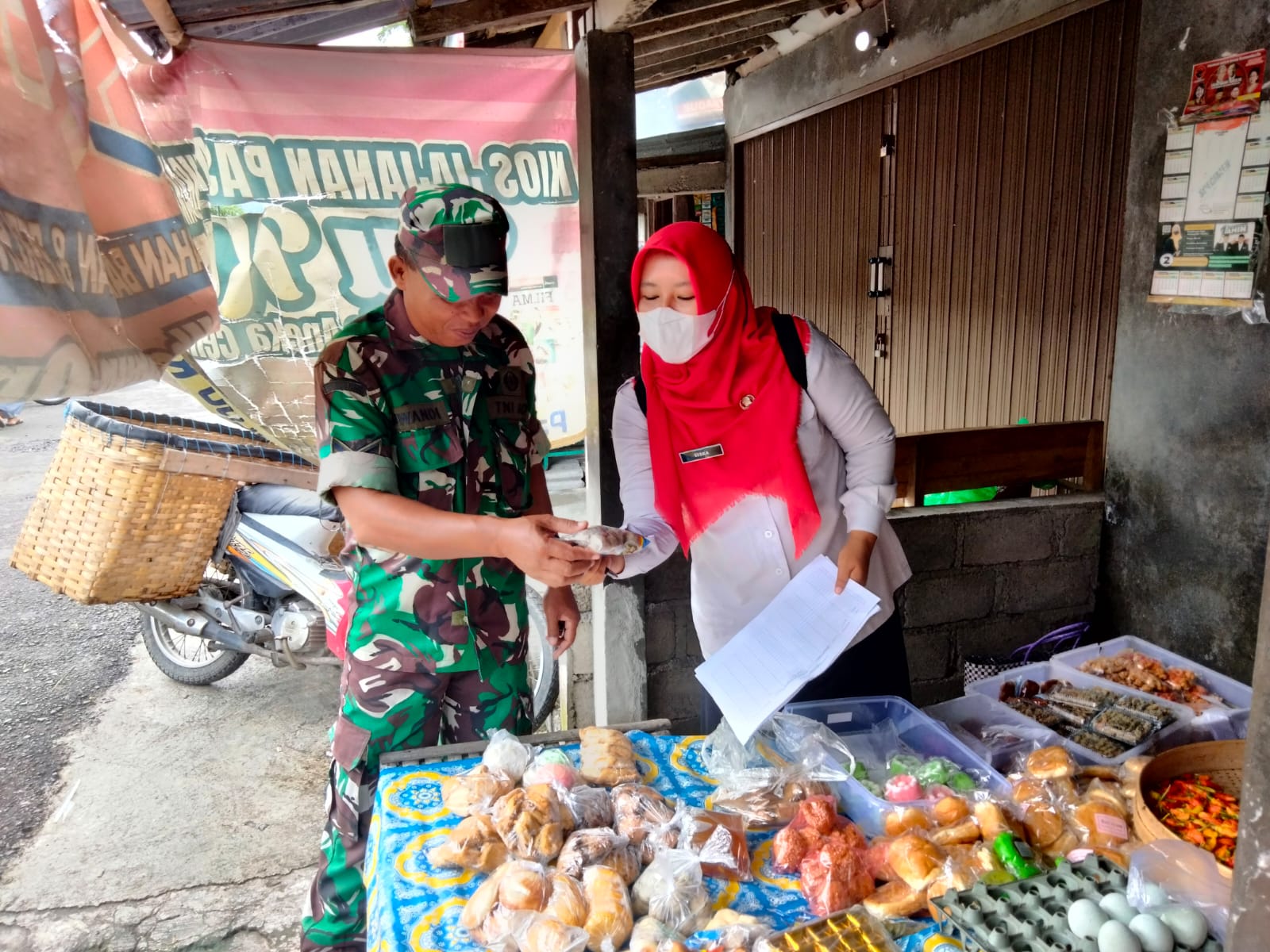 Danramil 10 Gantiwarno Bersama Muspika Gantiwarno Lakukan Inspeksi Pangan Menjelang Nataru 2024