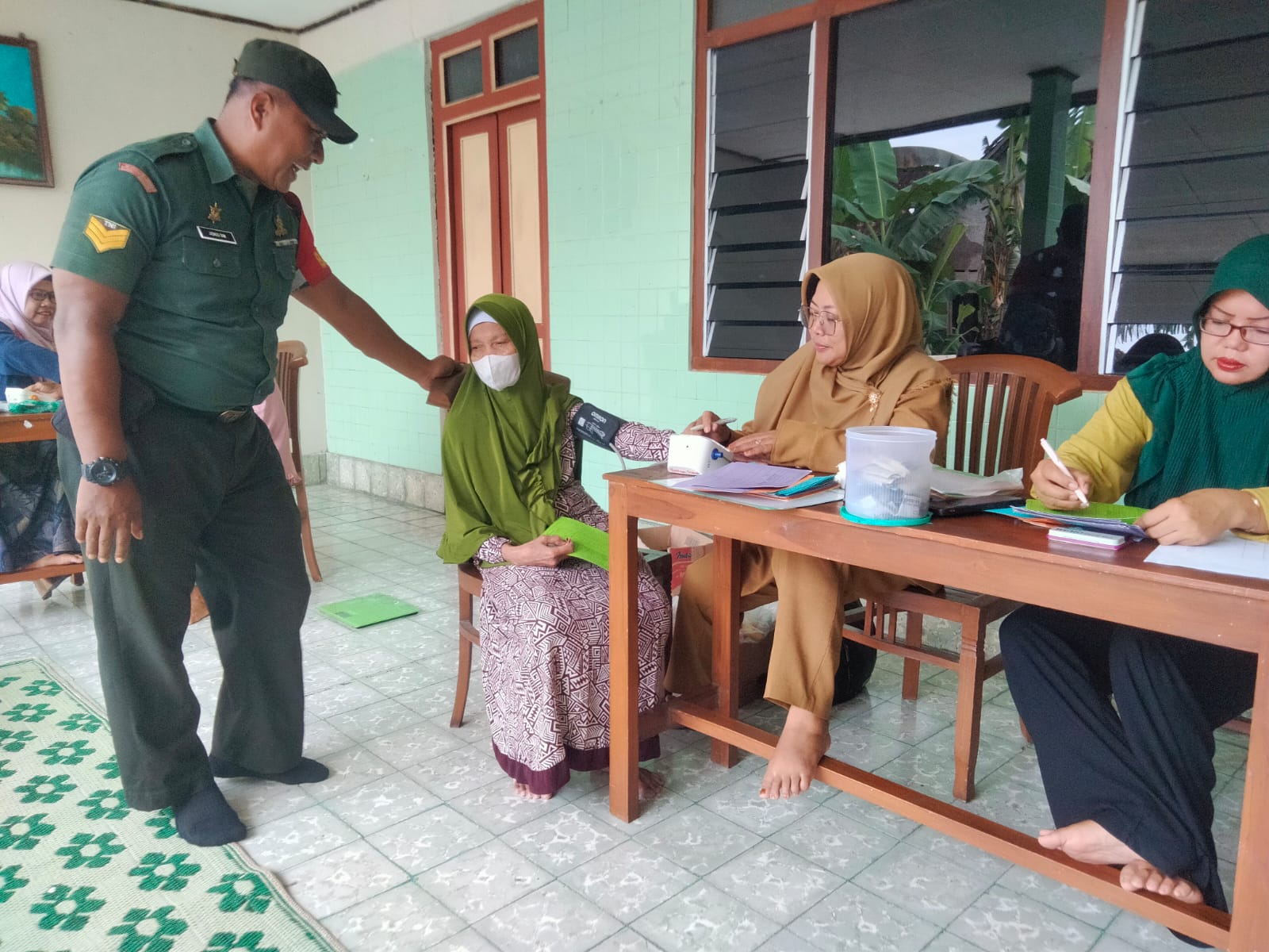 Wujudkan Warga Sehat, Babinsa Dampingi Posyandu Balita dan Lansia Desa Duwet Wonosari Klaten