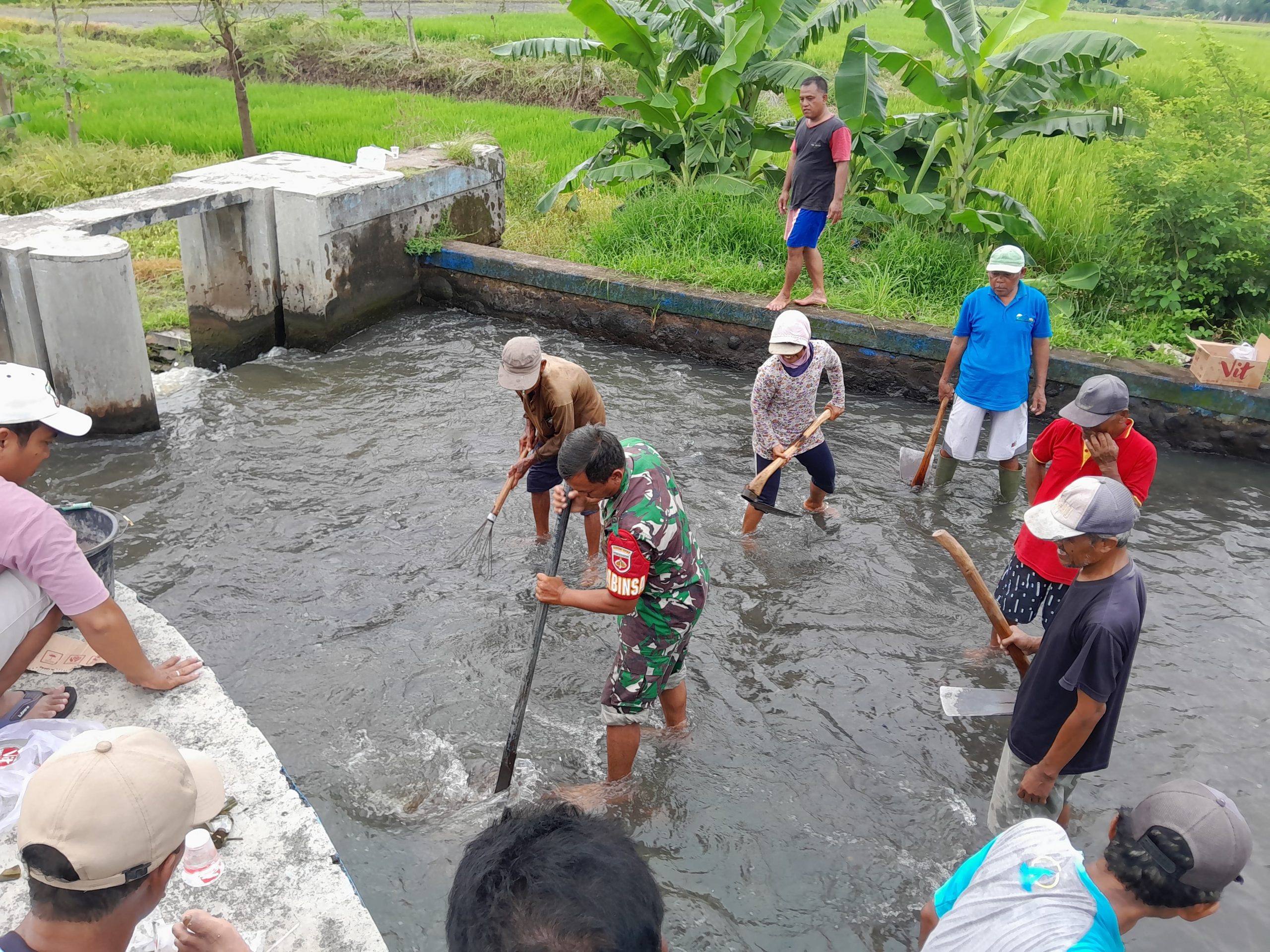 Bersihkan Irigasi Bersama Petani Di Desa Sekaran, Lancarkan Distribusi Air Optimalkan Hasil Pertanian