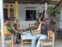 Bangun Keakraban Babinsa Desa Kokosan Klaten Sambangi Warga Binaan di Warung Kopi