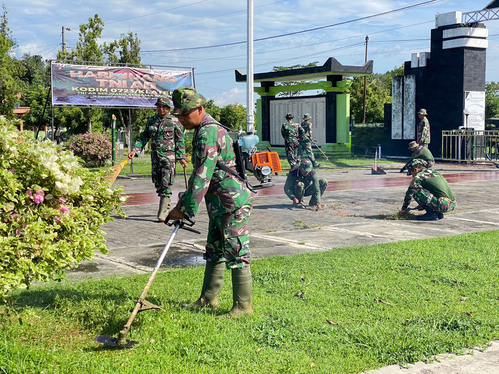 Jelang Hari Juang Kartika TNI AD Tahun 2024, Kodim 0723/Klaten Gelar Pembersihan Taman Makam Pahlawan Ratna Bantala