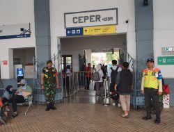 Pemantauan Dan Pengamanan Lalu Lintas Oleh TNI-Polri Sambut Nataru Di Stasiun Kereta Api Ceper Klaten
