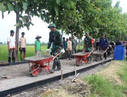 Komandan Koramil 22 Wonosari Turun Langsung Dalam Betonisasi Pra KBMKB ke-27 Desa Jelobo Klaten