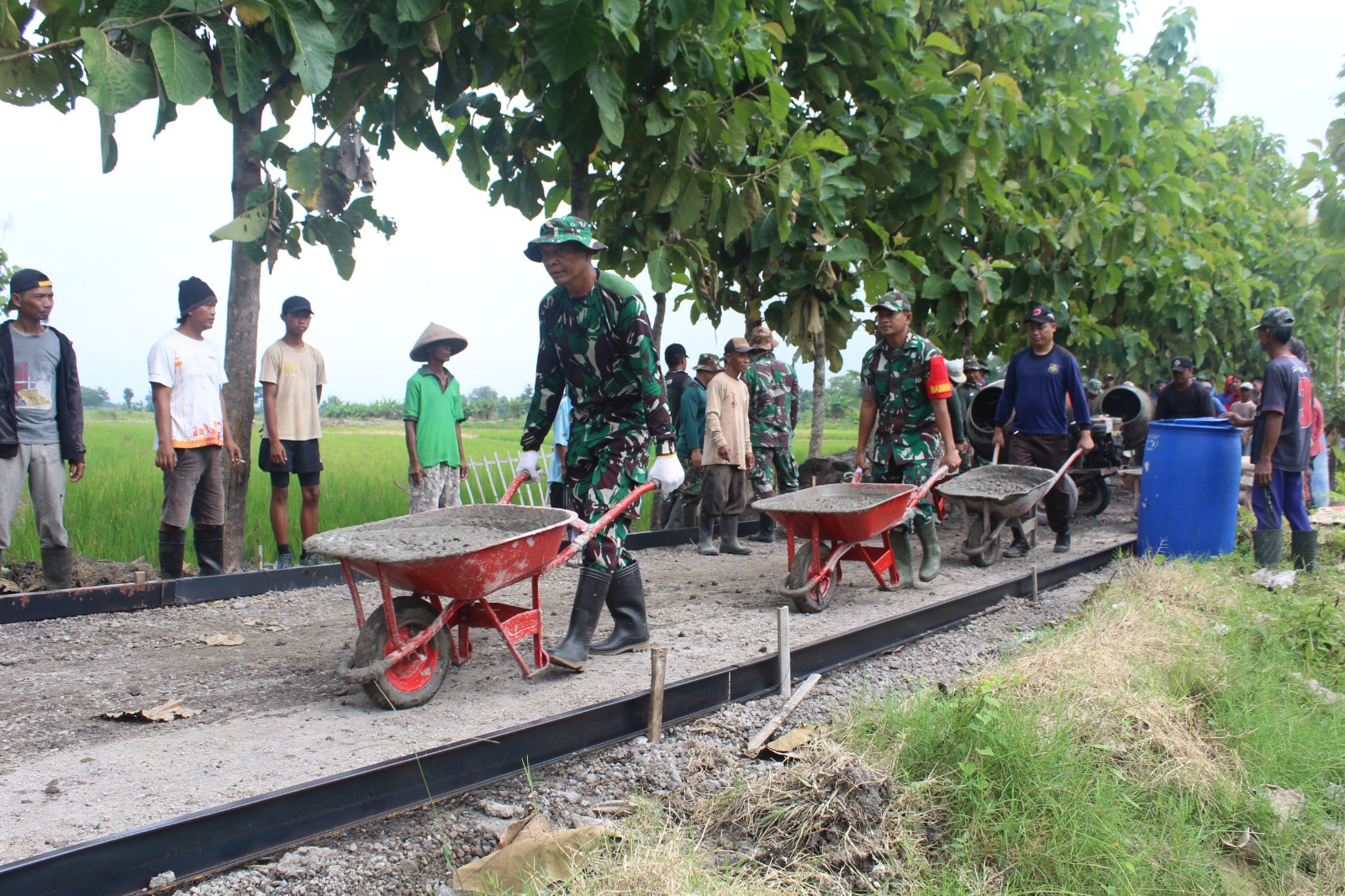 Komandan Koramil 22 Wonosari Turun Langsung Dalam Betonisasi Pra KBMKB ke-27 Desa Jelobo Klaten