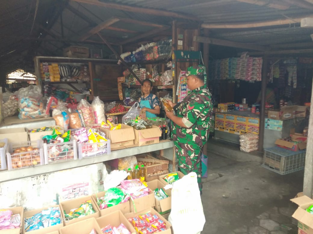 Anggota Koramil 09/Prambanan Pantau Harga Bahan Pokok Di Pasar Taji, Klaten