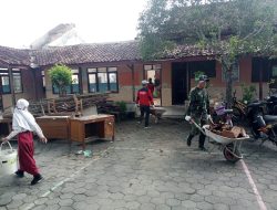 Babinsa Koramil 19 Trucuk Gotong Royong Pembersihan Gedung SDN 2 Pundungsari Yang Roboh