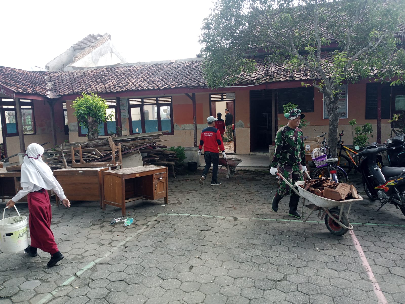 Babinsa Koramil 19 Trucuk Gotong Royong Pembersihan Gedung SDN 2 Pundungsari Yang Roboh