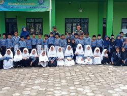 Berikan Materi Pengenalan Profesi TNI, Danramil 11/Karangnongko Bersama Babinsa Sambangi MI Muhammadiyah Karangnongko Klaten