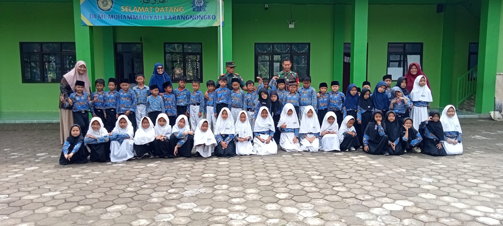 Berikan Materi Pengenalan Profesi TNI, Danramil 11/Karangnongko Bersama Babinsa Sambangi MI Muhammadiyah Karangnongko Klaten