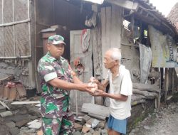 Babinsa Koramil 09/Prambanan Klaten Bagikan Telur Ayam Hasil Budidaya Untuk Warga Tidak Mampu