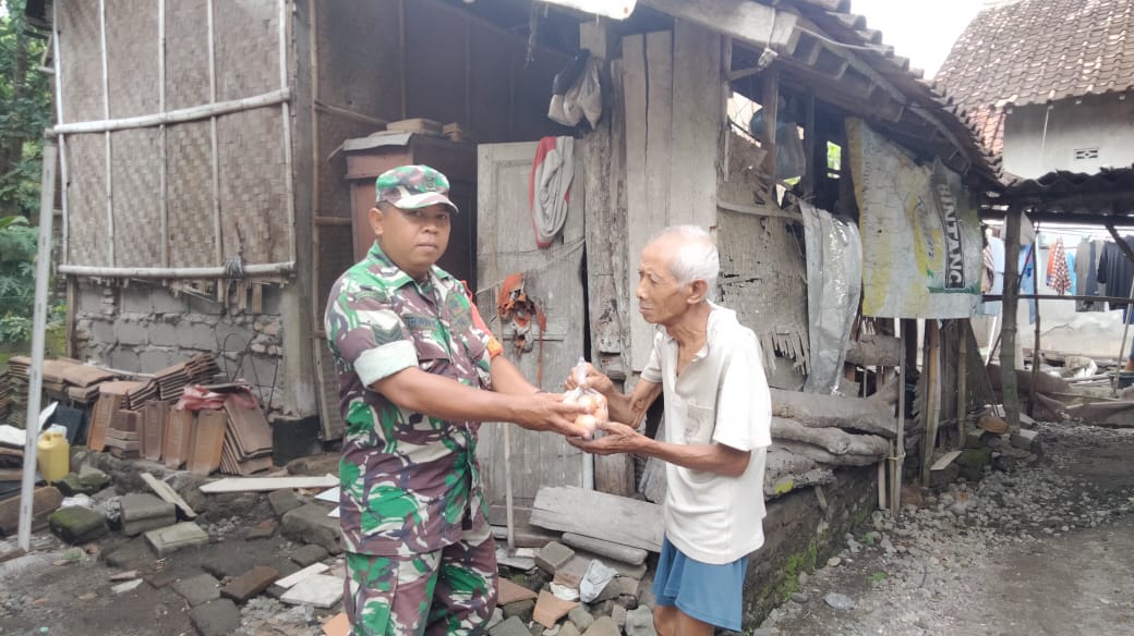 Babinsa Koramil 09/Prambanan Klaten Bagikan Telur Ayam Hasil Budidaya Untuk Warga Tidak Mampu