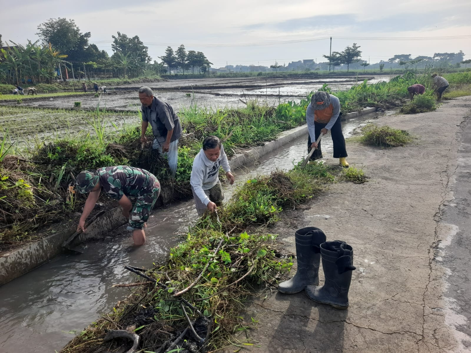 Koramil 01 Kota Kodim Klaten Bersama Warga Bersihkan Saluran Air Di Desa Tambong Wetan