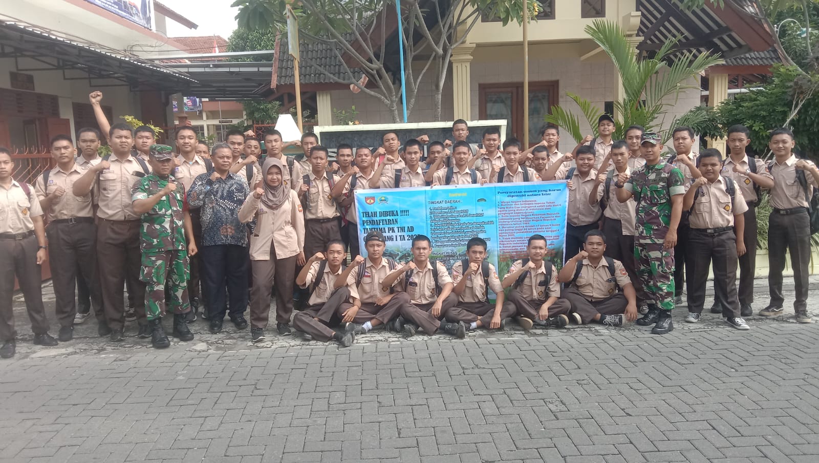 Anggota Koramil 04 Pedan Sosialisasikan Penerimaan Cata PK TNI AD Gelombang I TA 2025 SMK Kristen Pedan