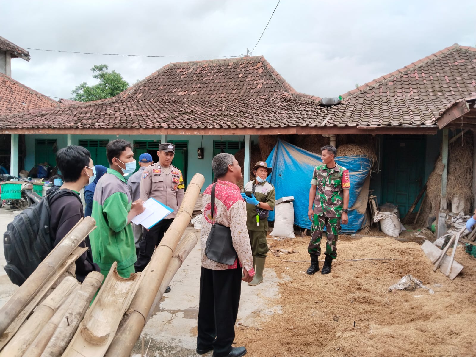 Babinsa Koramil 20/Cawas Kodim 0723 Klaten Dampingi Vaksinasi PMK Di Desa Tirtimarto