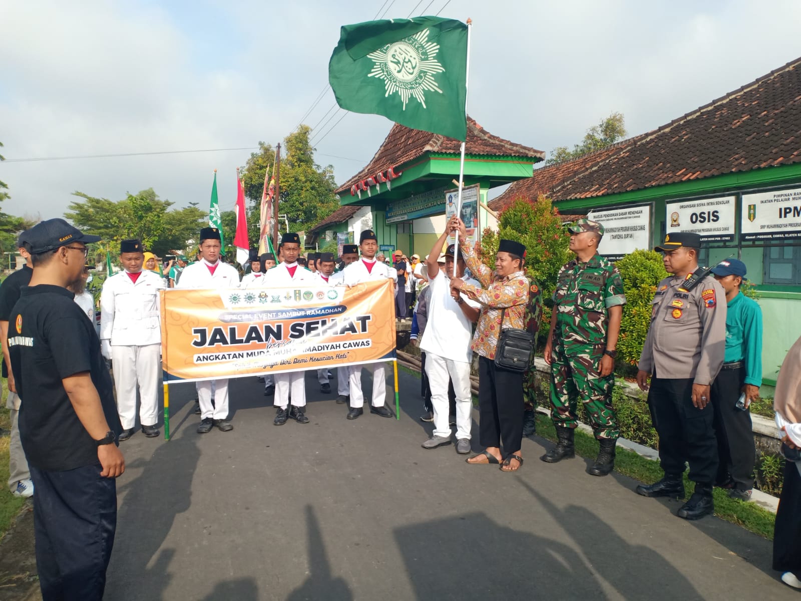 Babinsa Koramil Cawas Hadiri Dan Amankan Acara Jalan Sehat Sambut Ramadhan 1446 H