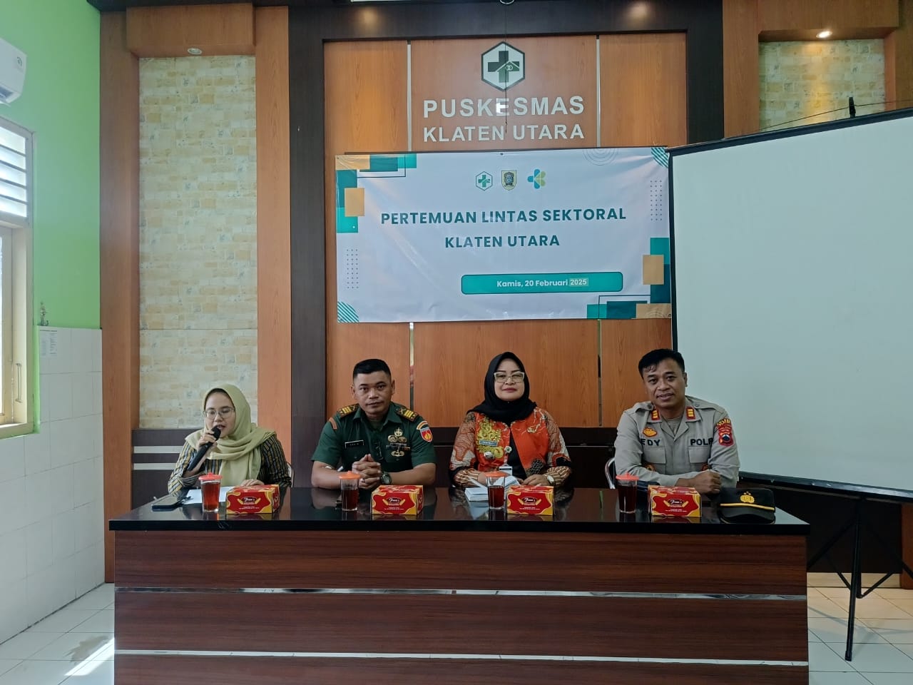Danramil 24 Klaten Utara Hadiri Rapat Lintas Sektoral Dan Forum Komunikasi Publik Di Puskesmas Klaten Utara