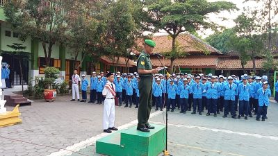 Bati Komsos Koramil 12/Manisrenggo Jadi Pembina Upacara Bendera SMP Negeri 2 Manisrenggo Klaten, Ini Harapnya
