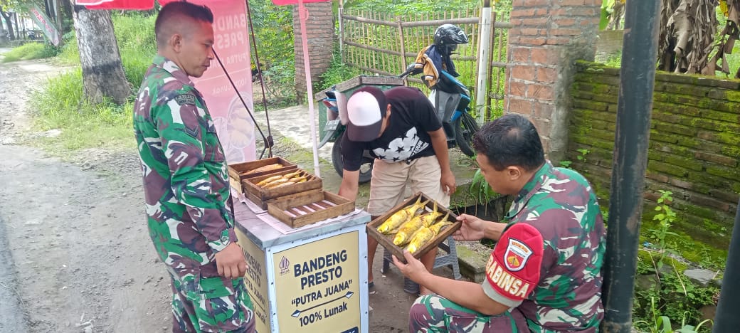 Babinsa Desa Senden Koramil 08/Ngawen Klaten Sambangi Pedagang Bandeng Presto