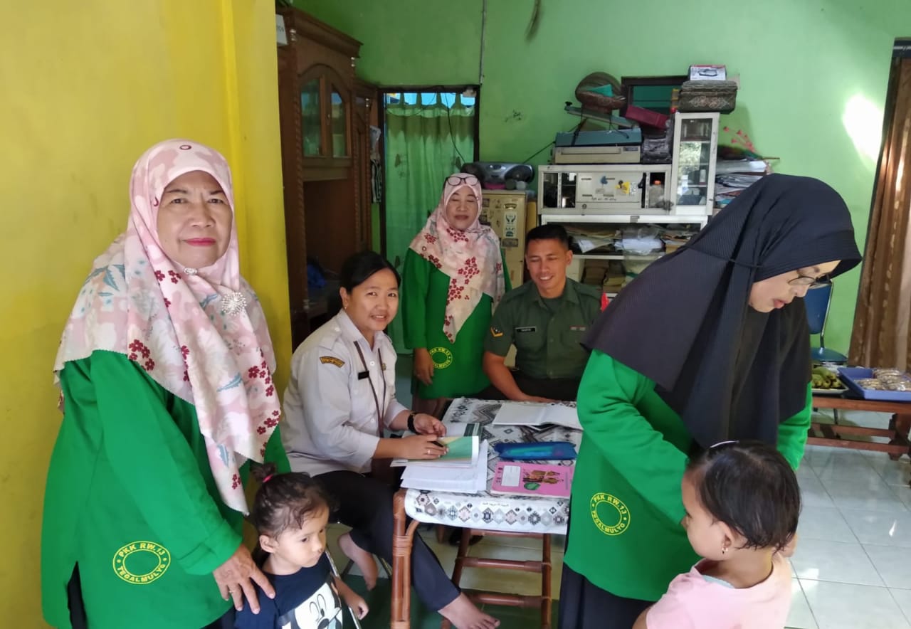 Konsistensi Dalam Menjaga Dan Meningkatkan Taraf Kesehatan, Babinsa Hadiri Posyandu Balita Kelurahan Gergunung Klaten