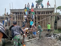 Anggota Koramil 05 Jatinom Bersama Warga Desa Glagah Klaten Karya Bakti Cor Lantai Rumah Tahfidz