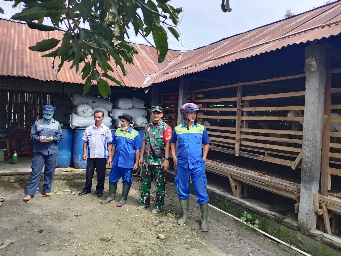 Antisipasi Penyakit Hewan Ternak, Babinsa Koramil Wonosari Dampingi Posyandu Hewan Ternak Desa Jelobo Klaten