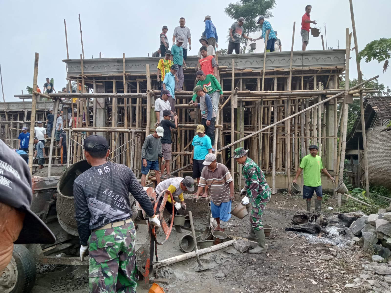Anggota Koramil 05 Jatinom Bersama Warga Desa Glagah Klaten Karya Bakti Cor Lantai Rumah Tahfidz