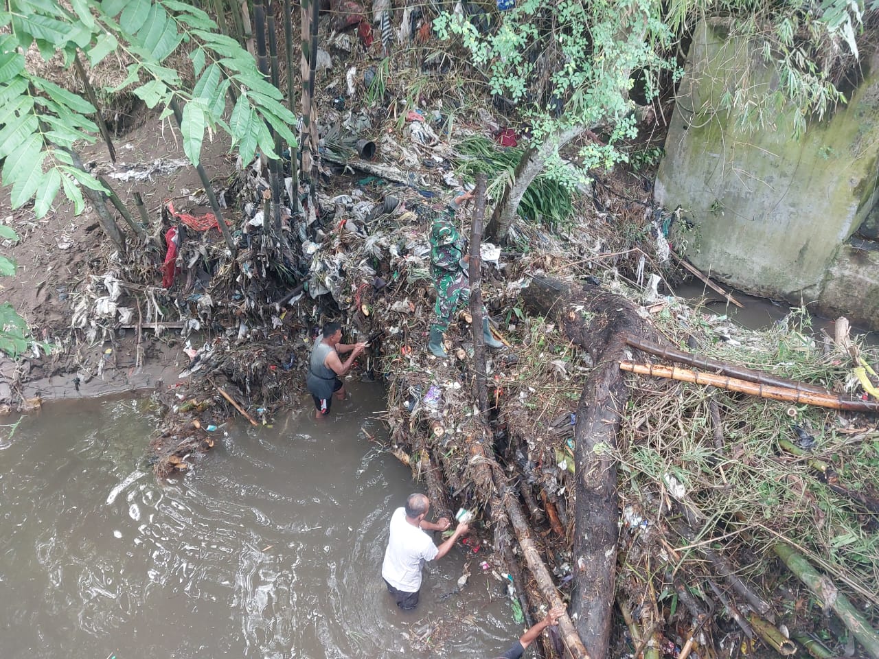 Bersihkan Sungai Babinsa Desa Taji Klaten Bersama Warga Ciptakan Lingkungan Bersih Dan Sehat