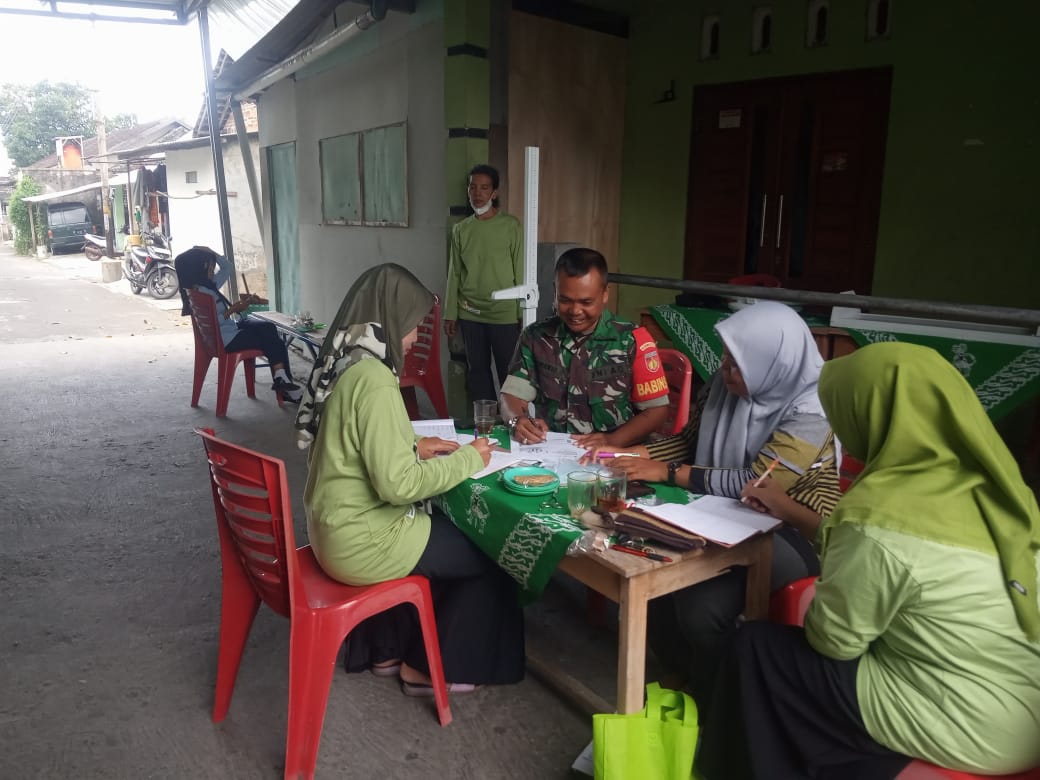 Babinsa Klaten Utara Dampingi Bidan Desa Pada Posyandu Balita Di Dukuh Plembon Ketandan