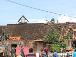 Anggota Kodim 0723 Klaten Lakukan Karya Bakti Bantu Korban Bencana Alam Di Desa Jambukulon