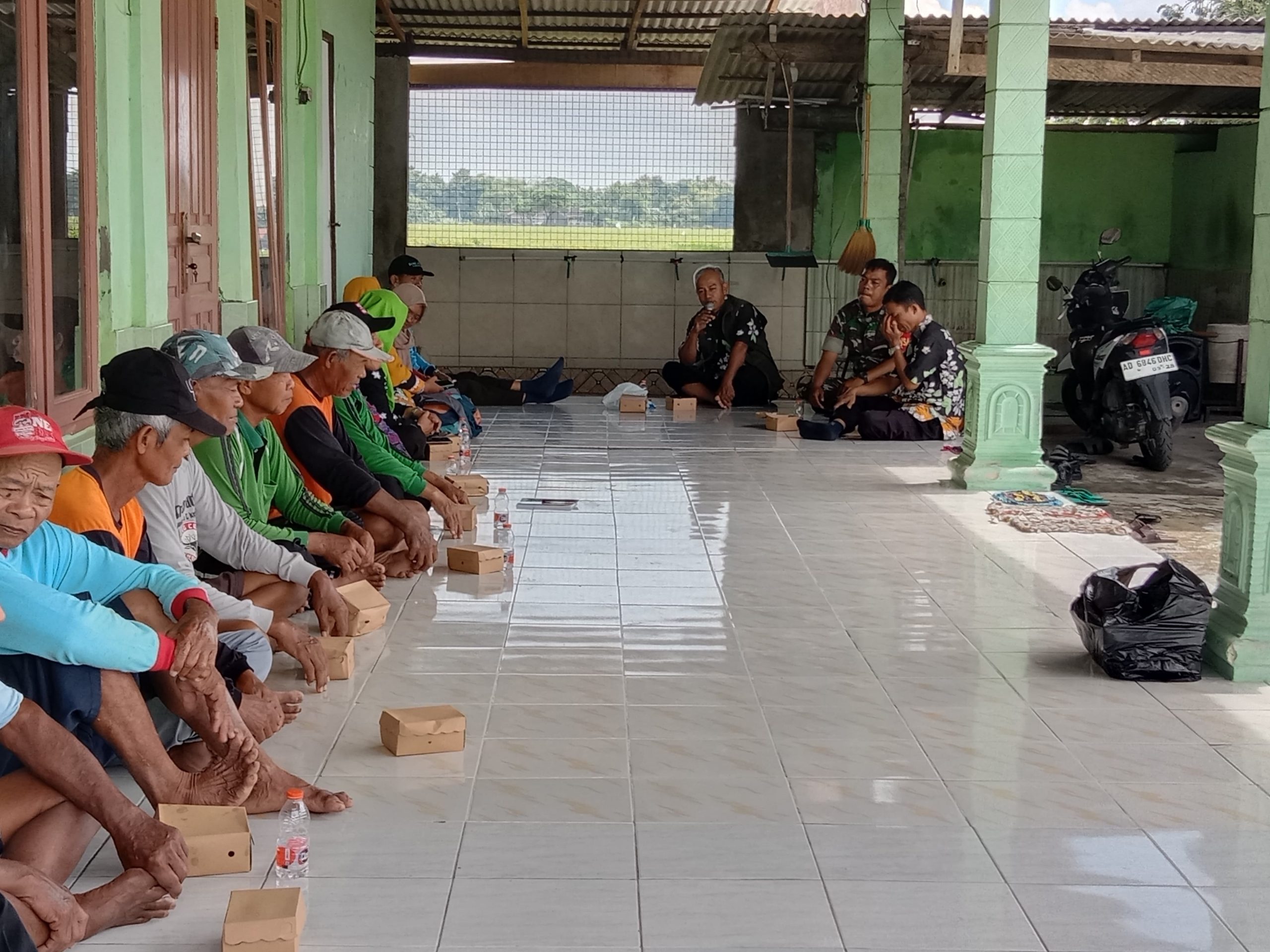 Sosialisasi Serapan Gabah, Babinsa Hadiri Pertemuan Rutin Kelompok Tani Sumber Rejeki Dukuh Kaplingan Desa Sidowarno Klaten