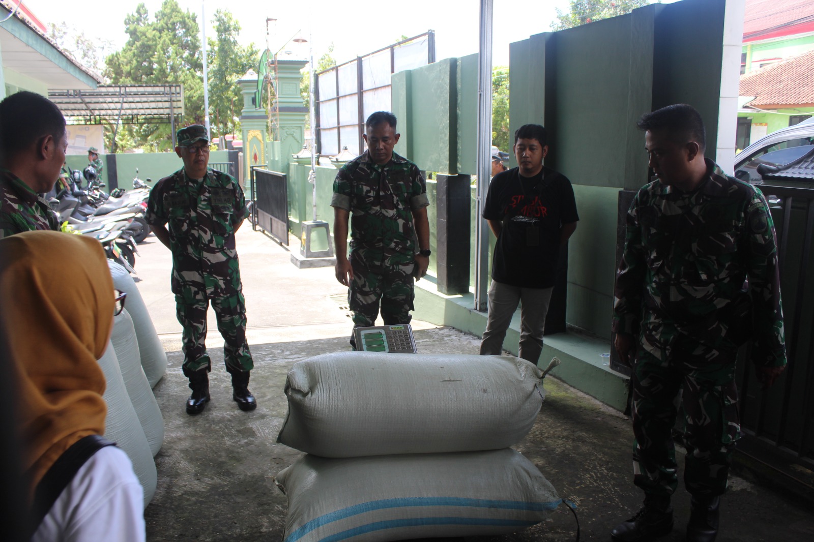Dandim 0723/Klaten Tinjau Langsung Penyerapan Gabah Di Kecamatan Kemalang Klaten