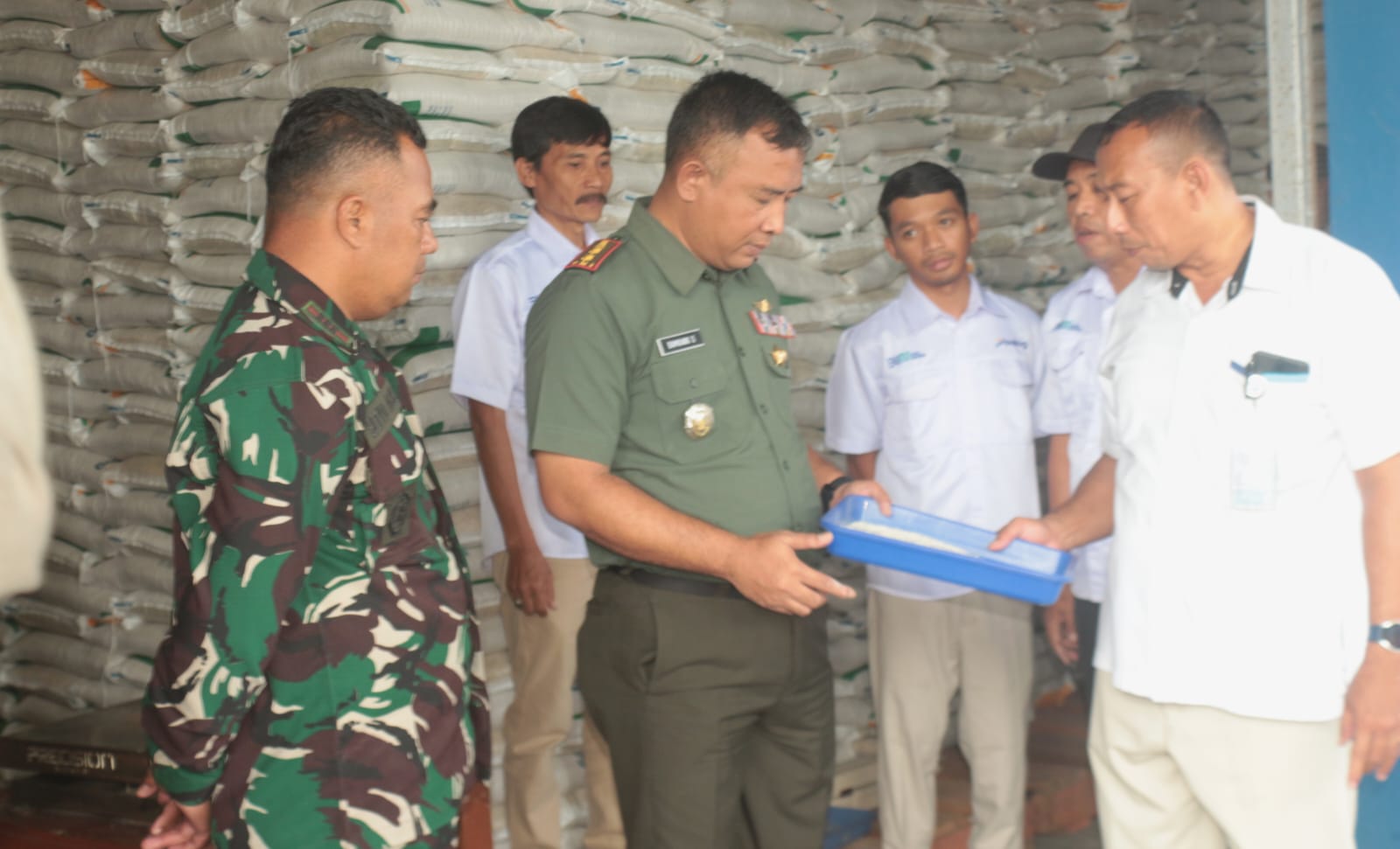 Bersama Bulog, Komandan Kodim 0723/Klaten Tinjau Penggilingan Padi Sekar Putri Di Klaten Utara