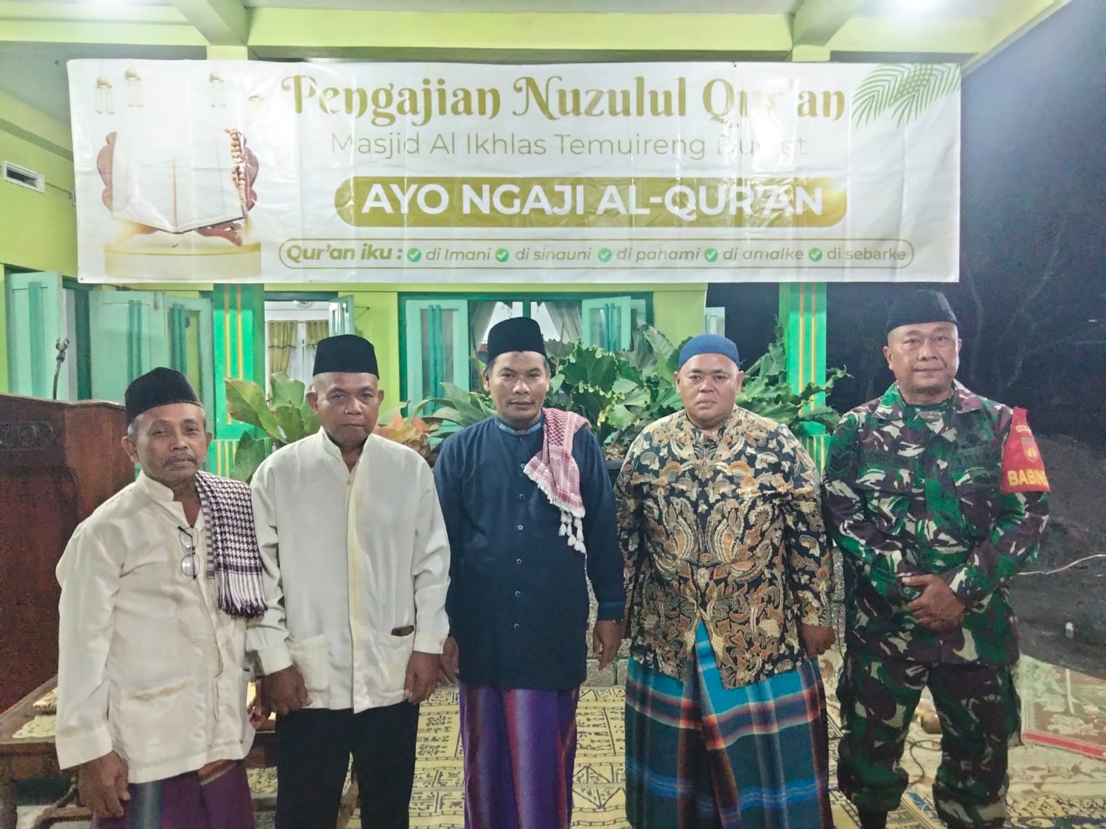 Eratkan Dengan Tokoh Agama, Babinsa Wonosari Hadiri Pengajian Nuzulul Qur’an Di Masjid Al Ikhlas Desa Duwet Klaten