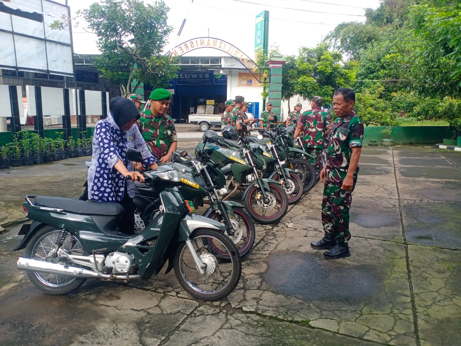 Pastikan Kondisi Baik, Danramil 12 Manisrenggo Cek Kendaraan Dinas Dan Kelengkapan Surat Kendaraan